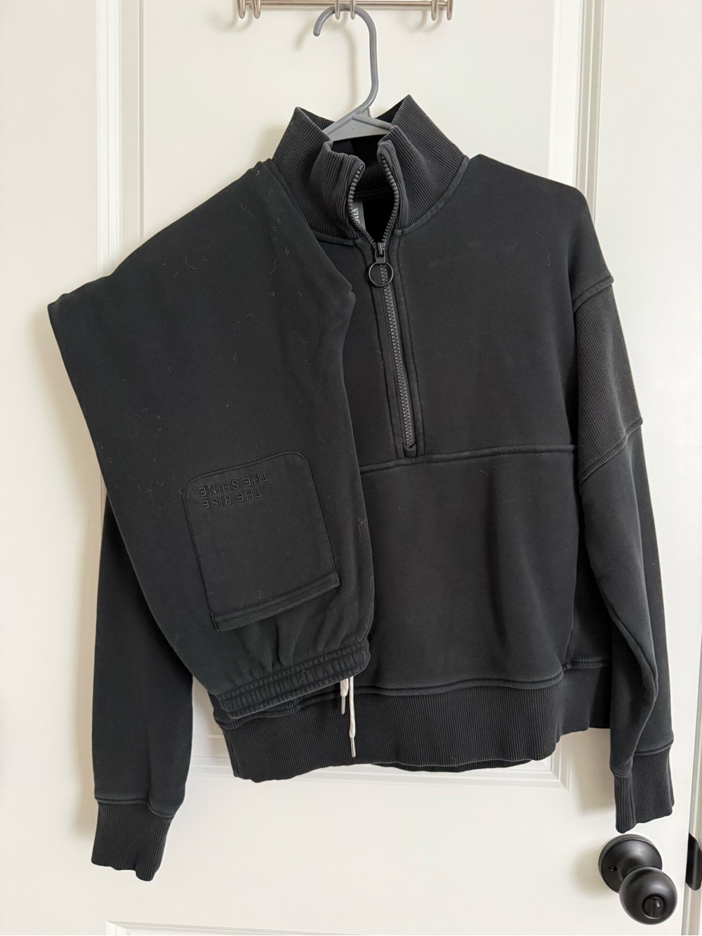Vuori Sedona Rib half zip and Sedona jogger set. only worn a few times.
